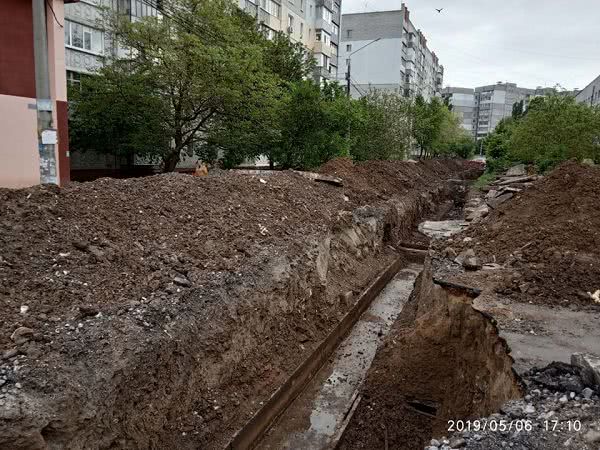 В микрорайоне Николаева ищут клад: раскопки посреди улицы