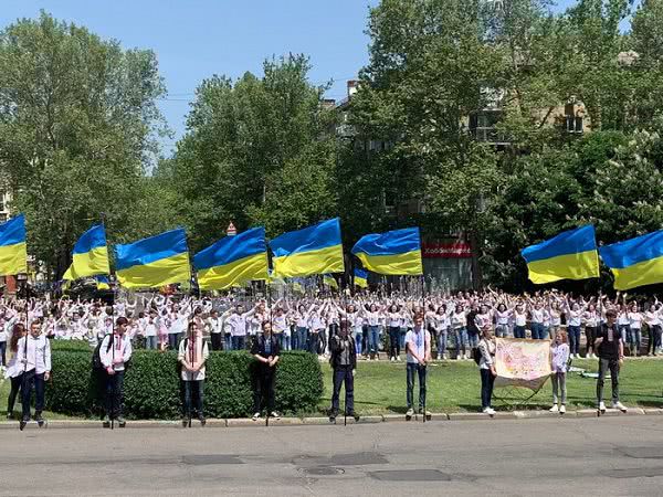 Более тысячи николаевских школьников приняли участие в флешмобе ко Дню вышиванки