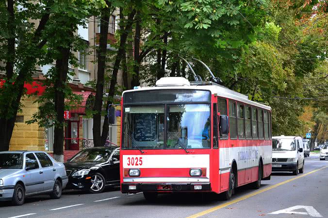 Водители николаевских троллейбусов не каются: сначала отъезжают от остановки, потом закрывают двери