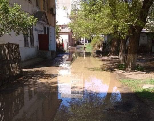 В Николаеве улица в Ингульском районе тонет в грязи