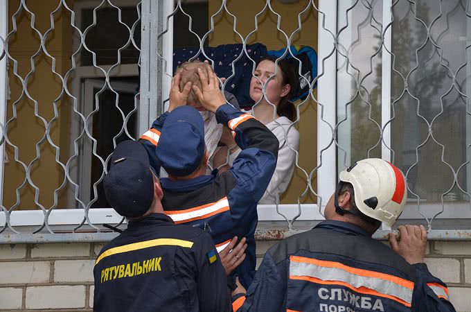 У Миколаєві врятували дворічну дитину, яка застрягла головою у балконній решітці