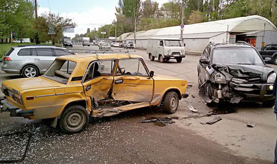 Авария на Космонавтов: 70-летний водитель не заметил другую машину