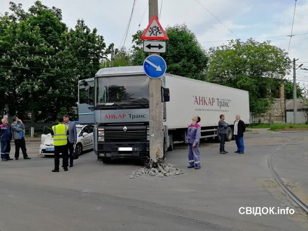 ДТП в Николаеве: грузовик врезался в столб, остановив движение трамвая