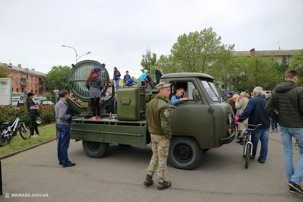 Радость детишкам: в Николаеве под «Юность» пригнали военную технику