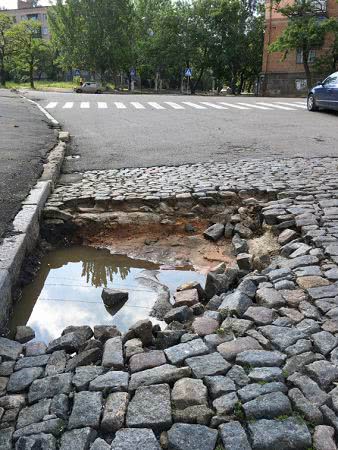 В Николаеве на Сухом Фонтане дождь вымывает брусчатку