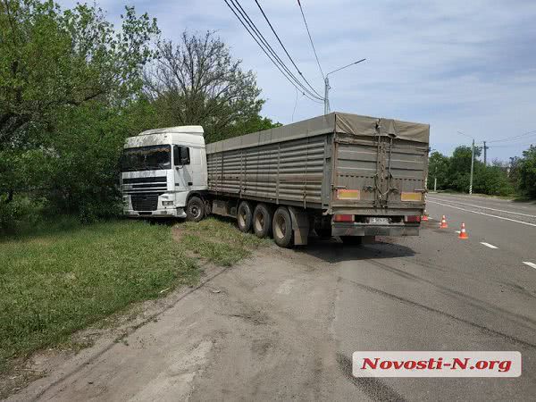 В Николаеве грузовик врезался в столб из-за опасных маневров кроссовера