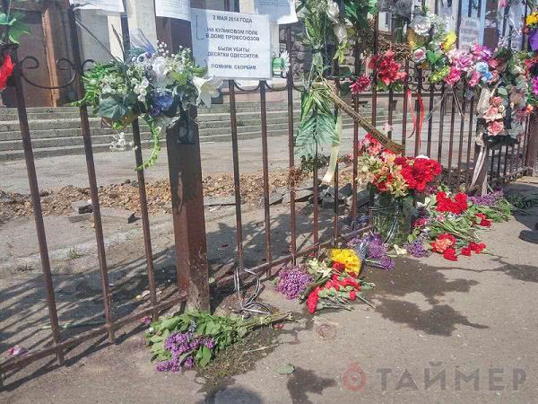 В Одессе на Куликовом поле сожгли памятные таблички и цветы