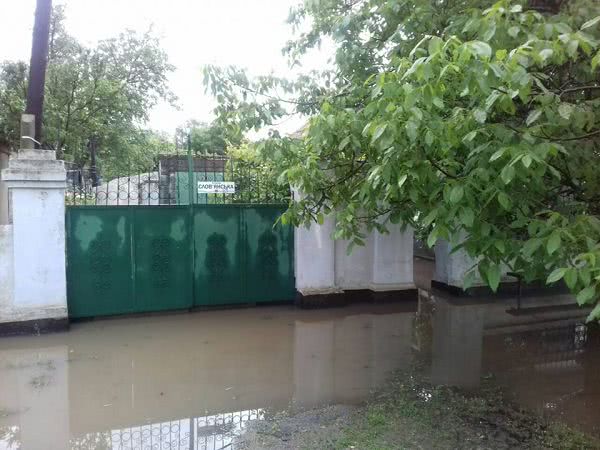 В Николаеве сточные воды затапливают микрорайон