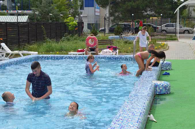 Масса отдыхающих направилась на выходные в Коблево Николаевской области