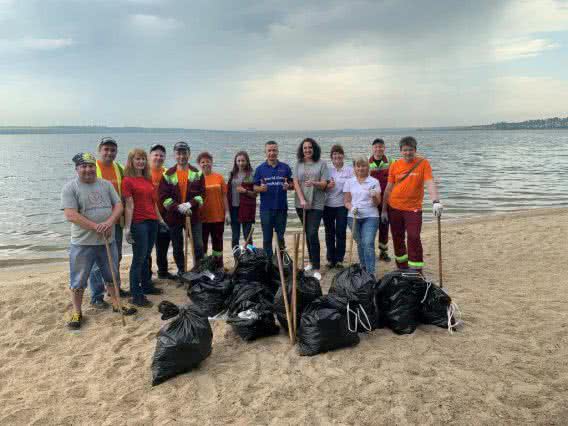 AB InBev Efes Украина организовала уборку мусора на побережье Южного Буга