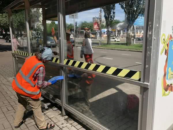 В Николаеве безработные моют остановки общественного транспорта