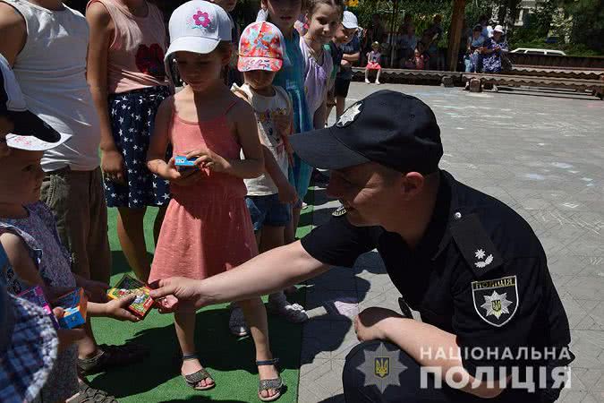 В николаевской «Сказке» сотрудники полиции устроили праздник для детей