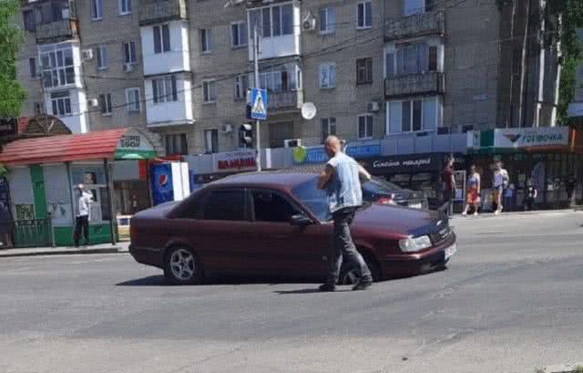 В Николаеве в яму на дороге угодил автомобиль