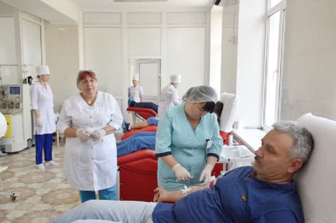 В Николаеве портовики из «НИКА-ТЕРЫ» сдали 26 литров крови, поддержав акцию в День донора