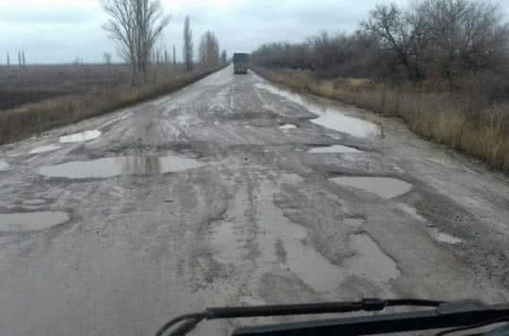 В Николаевской области отчаявшиеся жители перекрыли фурам трассу Н-11