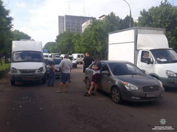 На проспекте Богоявленском из-за водителя «Рено» произошла крупная авария