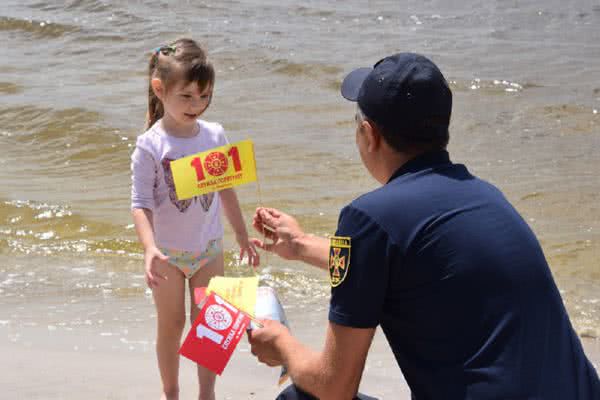 На Николаевщине спасатели рассказали отдыхающим об опасностях на воде