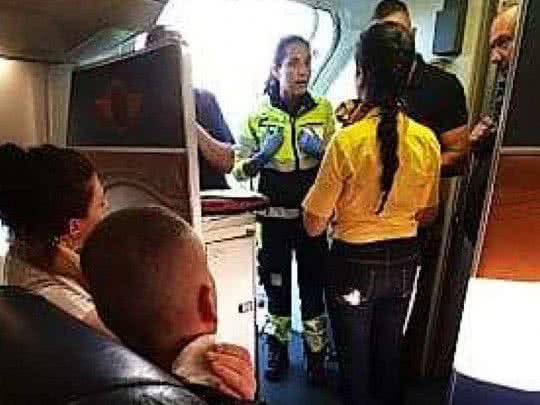 Из-за мощной турбулентности стюардессу подкинуло к потолку самолета, а на пассажиров вылился кипяток (видео)