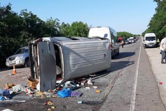На Николаевщине перевернулся микроавтобус: водитель погиб, пассажиры получили травмы