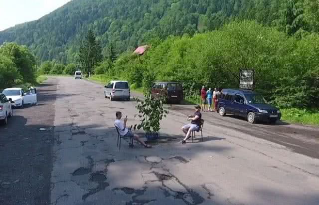 В ямах посреди дороги устроили настоящую рыбалку (видео)