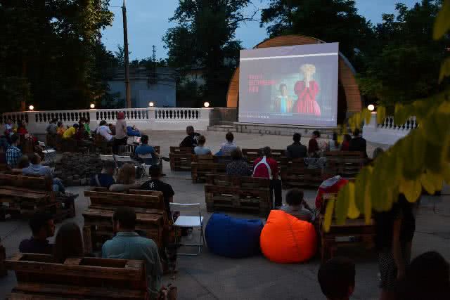 «Человек-экспонат»: в Николаеве стартовал фестиваль австрийского кино на летней площадке в ДОФе