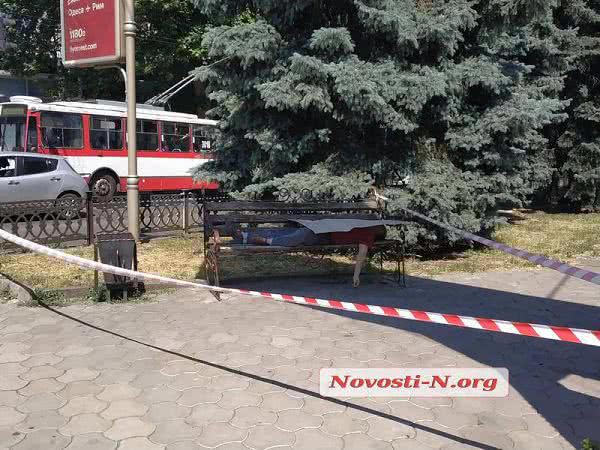 На скамейке в центре Николаева обнаружен труп мужчины