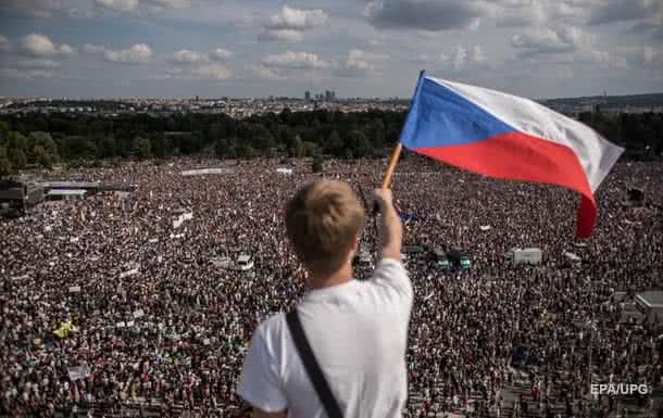 В Праге 250 тысяч человек вышли на митинг против власти