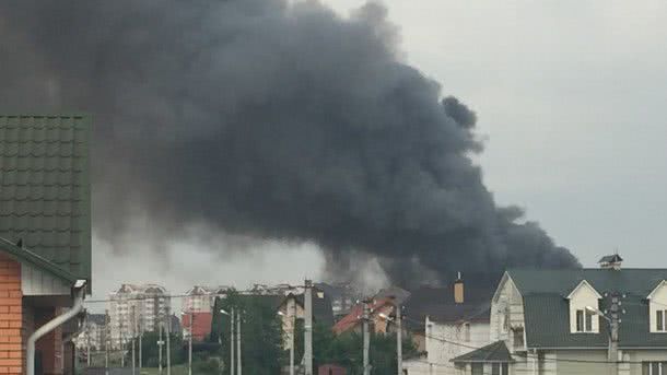 Под Киевом сильный пожар возле автозаправок: появилось видео