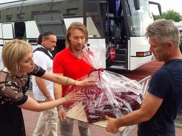 Поклонницы подарили Олегу Виннику торт из ягод черешни