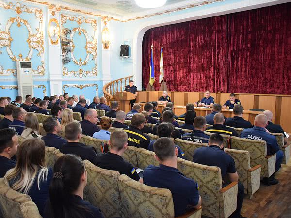 Николаевские спасатели проводят инструктаж на случай чрезвычайных ситуаций во время выборов