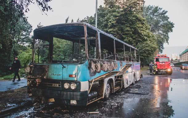 В Киеве дотла сгорел пассажирский автобус
