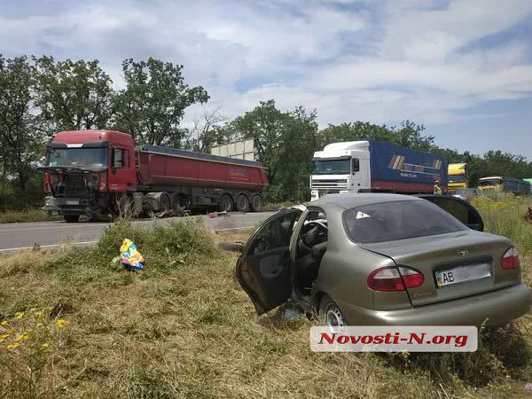 Под Николаевом жуткое ДТП: трое пострадавших, трасса на Херсон заблокирована