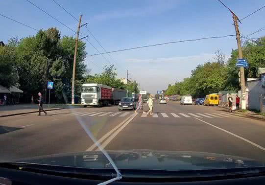В Николаеве водители грузовиков паркуются на остановке общественного транспорта