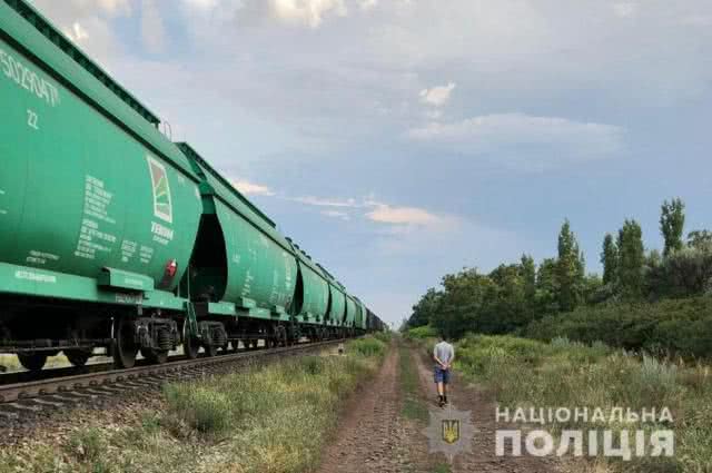 На Николаевщине задержали мужчин, воровавших дизтопливо из тепловоза