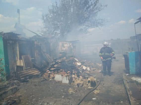 В Николаевской области паренек обжег ноги, пытаясь потушить сарай