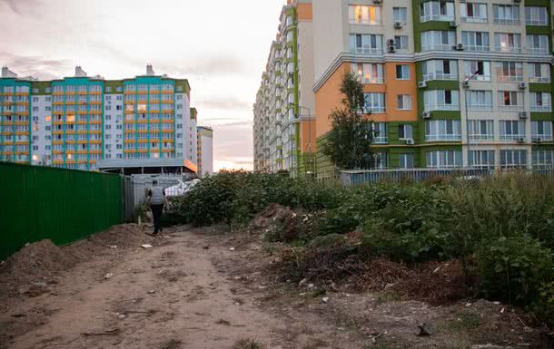 Под Киевом девушка подорвалась на гранате и окровавленная ползла к людям