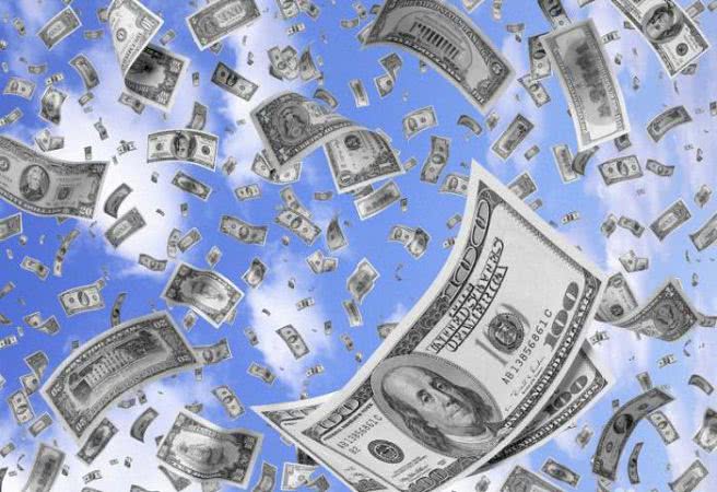 Дождь из денег: на трассу в США посыпались доллары