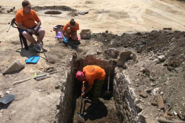 Археологи рассказали об артефактах, найденных во время раскопок на  Соборной площади