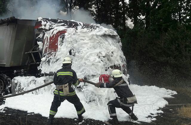 На Николаевщине горели грузовик с зерном и "Жигули"
