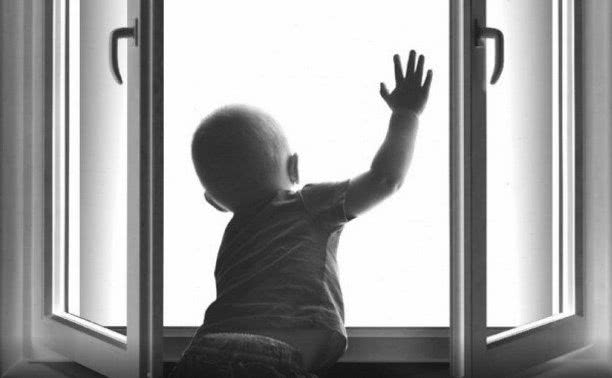 В Москве ищут неизвестного спасителя, на лету поймавшего маленького ребенка, который выпал из окна