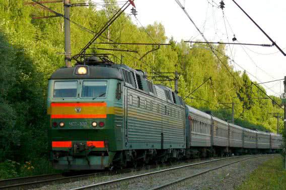 В Николаевской области 17-летняя девушка погибла под поездом