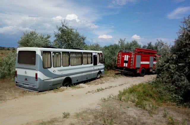 Спасатели Николаевщины в воскресенье помогали водителям вытаскивать автотранспорт с песка и грязи