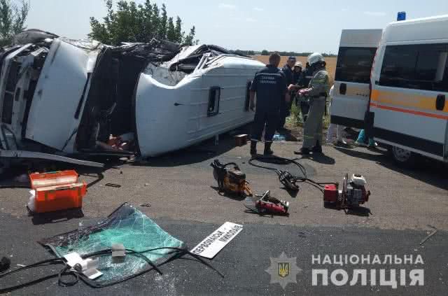 Медики борются за жизни людей, пострадавших вследствие аварии возле села Благодатное