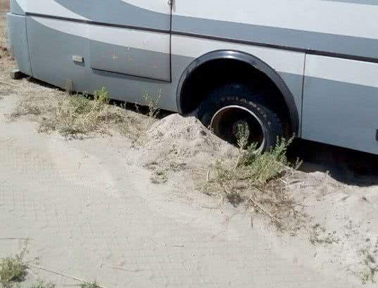 В Очакове в песках улицы Лоцманской застрял автобус
