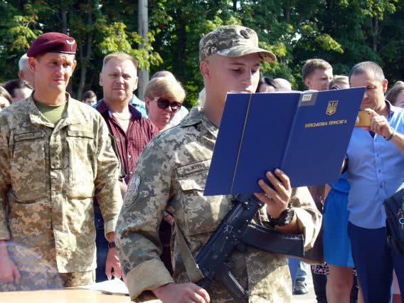 Студенты военной кафедры Сухомлинки присягнули украинскому народу на плацу 79-й бригады (фото)