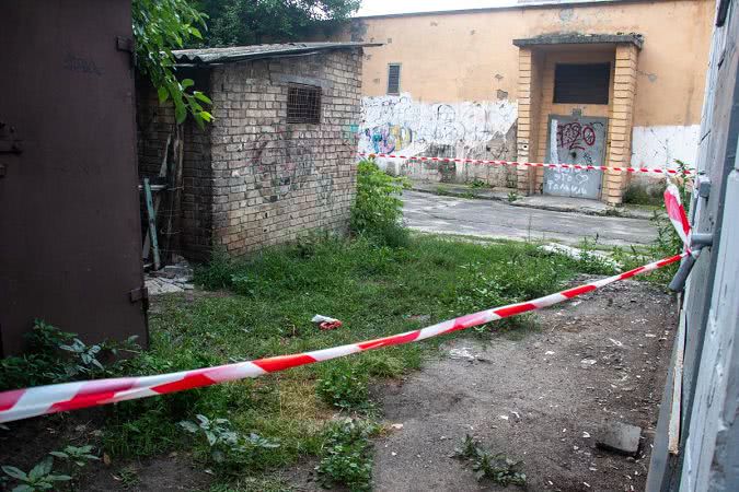 В Киеве женщина родила за трансформаторной будкой и ушла