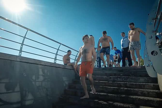 В сети появилось видео купания Зеленского на пляже в Одессе