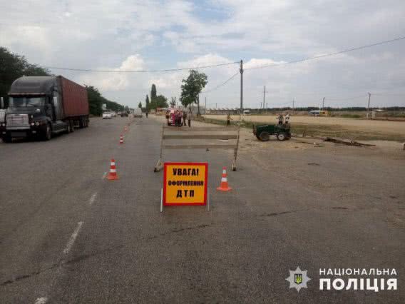 «Мерседес» столкнулся с телегой в Николаевской области – есть жертвы