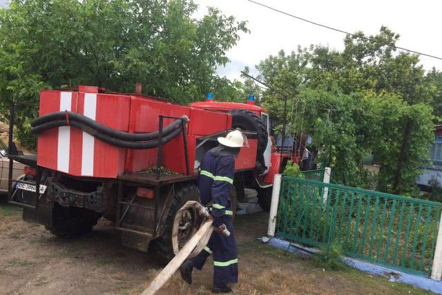 В селе на Николаевщине пожарные тушили гараж, в который попала молния