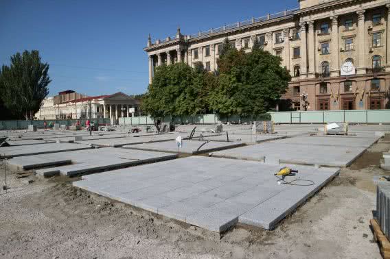 На площади Соборной в Николаеве вымостили гранитной плиткой площадь в полторы тысячи квадратных метров